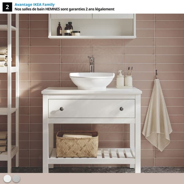 Salle de bain blanche traditionnelle HEMNES sur mur carrelé rose