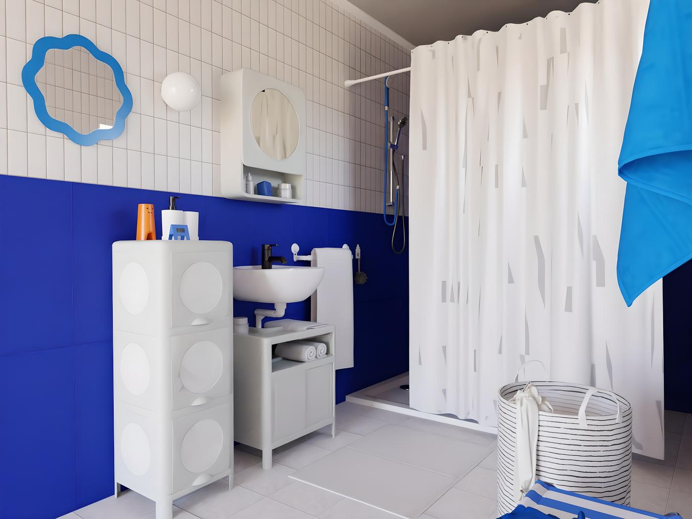 Salle de bain bleu et blanche 