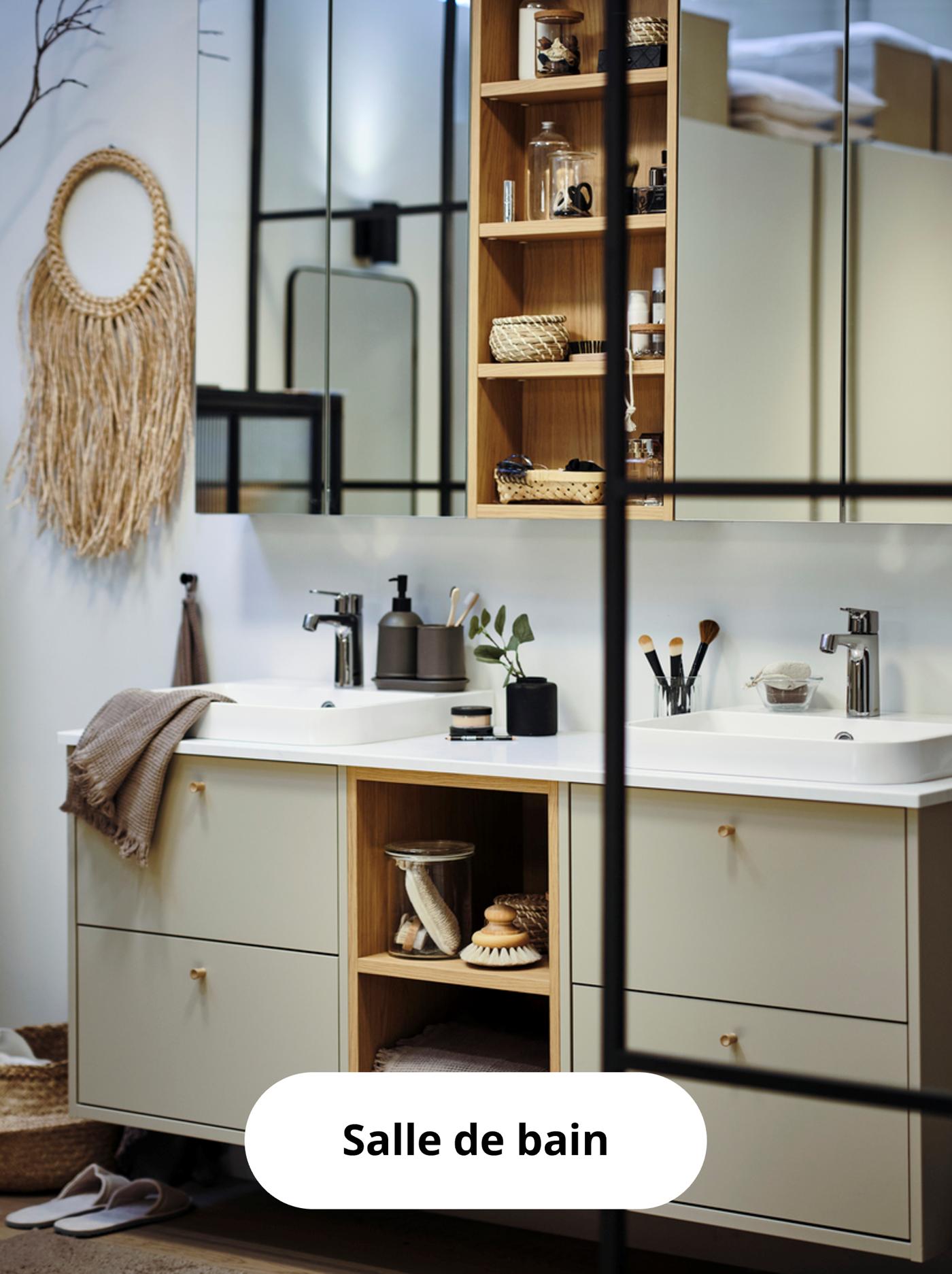Salle de bain dans les tons crèmes et noir industriel. On peut aussi voir un macramé accroché au mur.