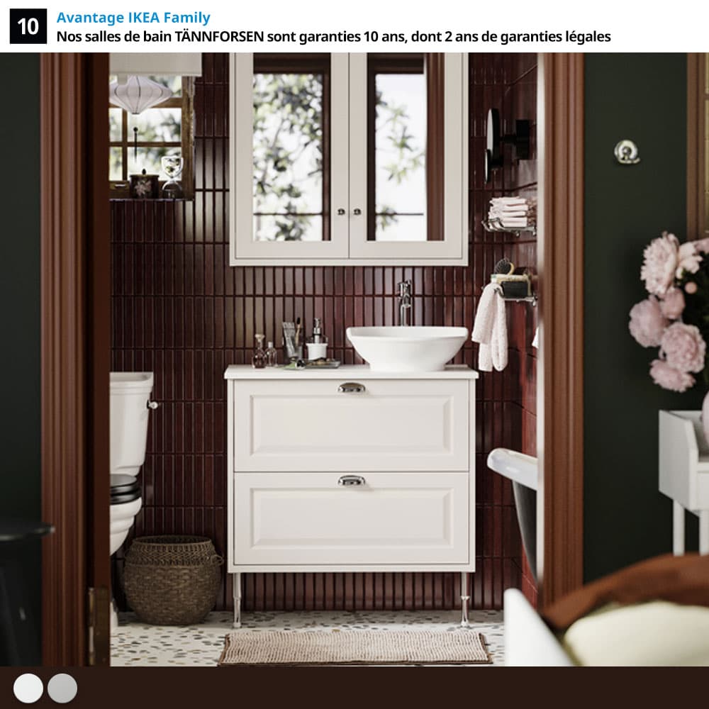 Salle de bain TANNFORSEN blanc, style traditionnel, dans une salle de bain carrelé rouge bordeau