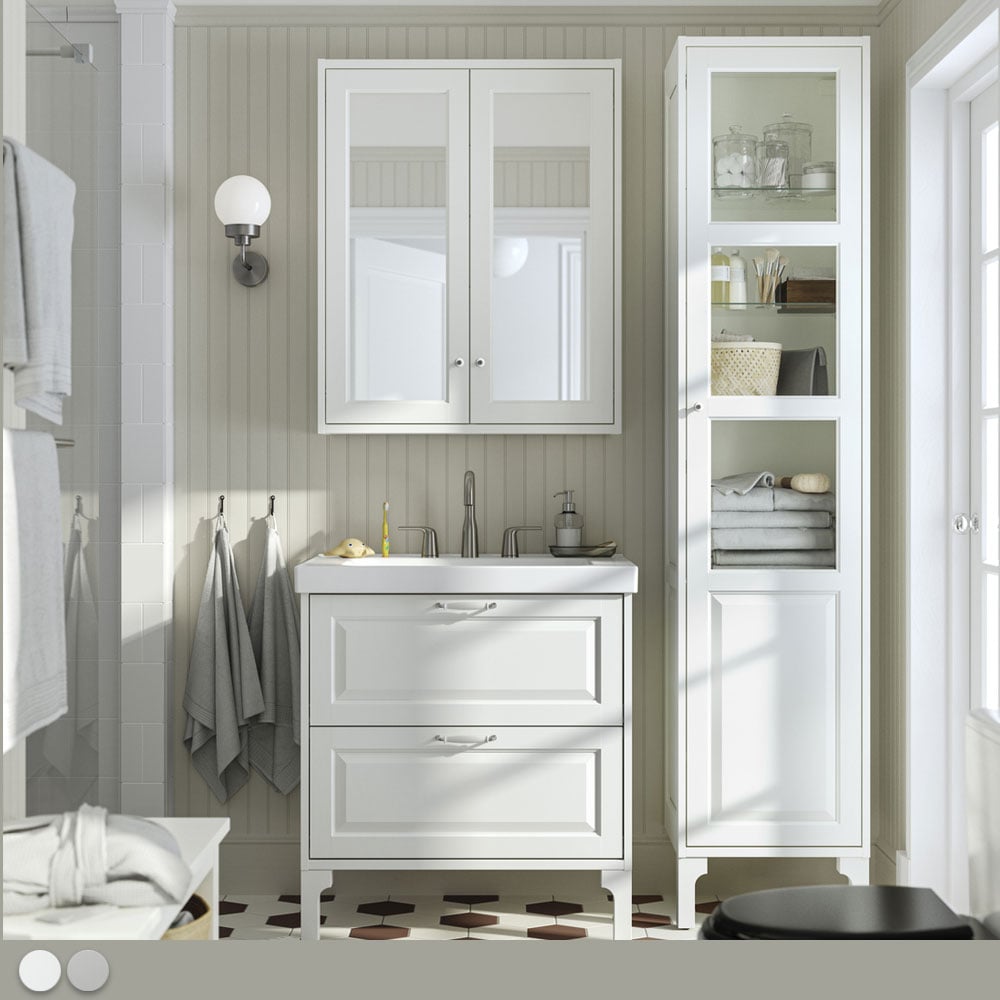 Salle de bain traditionnelle blanche avec colonne de rangement et miroirs 