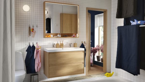 Salle de bains avec meuble pour lavabo à tiroirs ÄNGSJÖN en effet chêne et lavabo BACKSJÖN avec deux mitigeurs.