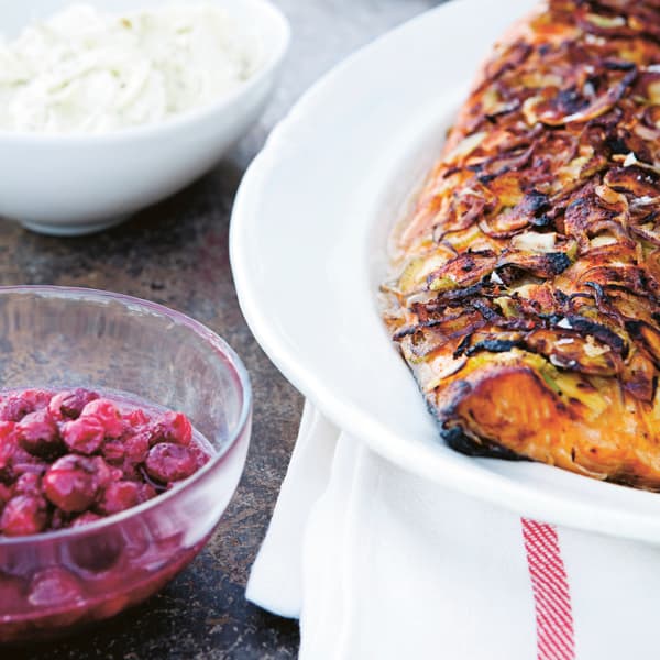 Salmão assado com compota de arando e rábano picante