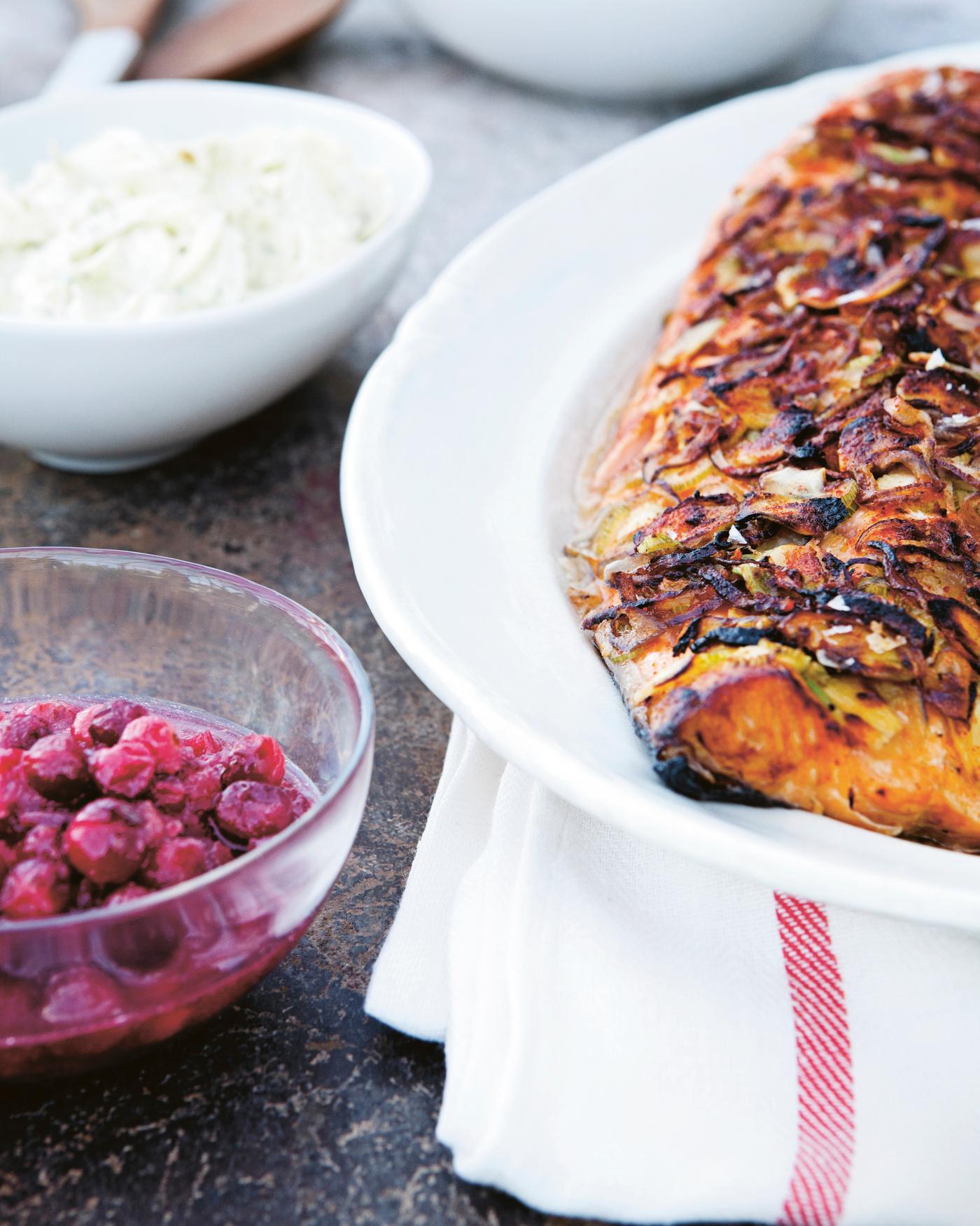 Salmão assado com compota de arando e rábano picante