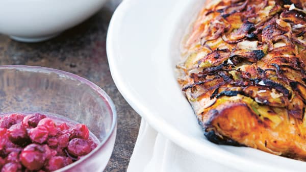 Salmão assado com compota de arando e rábano picante e iogurte de funcho
