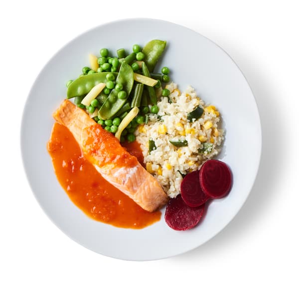 Salmón de origen sostenible con arroz de coliflor y salsa de pimiento rojo