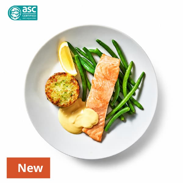 Salmon Fillet with Hollandaise Sauce
Served with a vegetable medallion and green beans
269 THB 