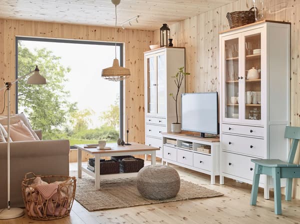 Salón beixe con materiais naturais