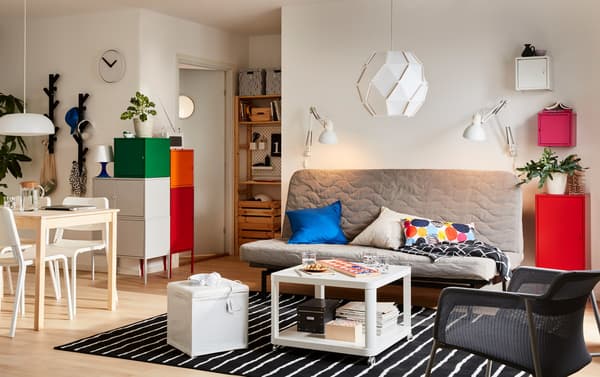 Salón beixe con mobles en beixe e vermello
