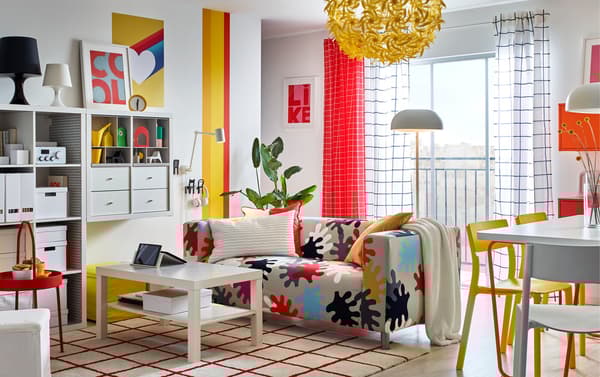Salón branco con estampados alegres e coloridos