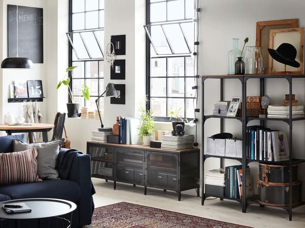Salón branco con mobles de tipo industrial