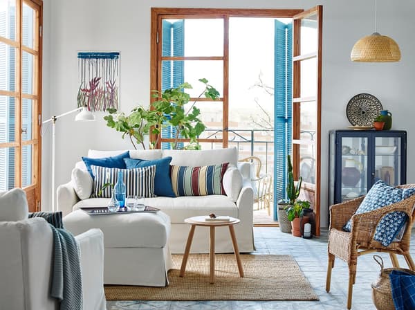 Salón branco de inspiración mediterránea