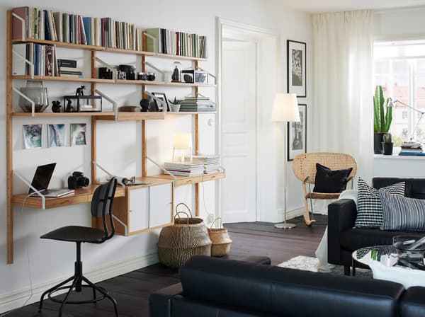 Salón branco en contraste de mobles e chan escuros