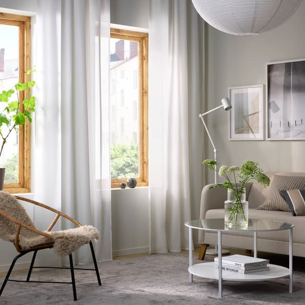 salon claro con cortinas colgadas