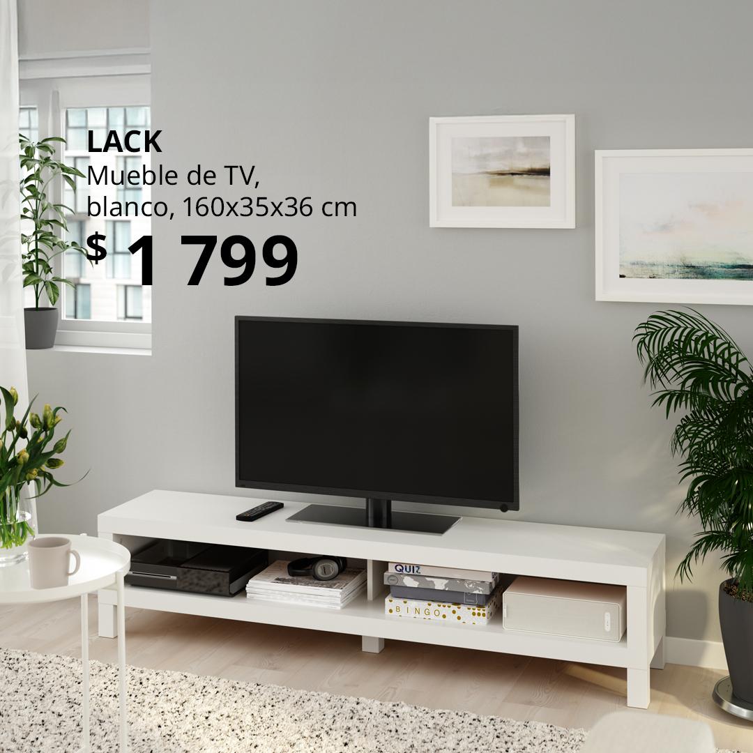 Salón contemporáneo con mueble de TV LACK blanco de diseño minimalista, televisor de pantalla plana sobre estante bajo con libros y dispositivos, mesa auxiliar con planta decorativa, sofá claro y alfombra neutra; estilo moderno y funcional.