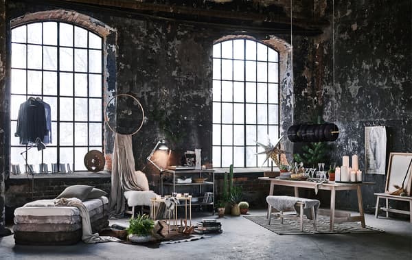 Salón dun ático de estilo industrial decorado para o Nadal.