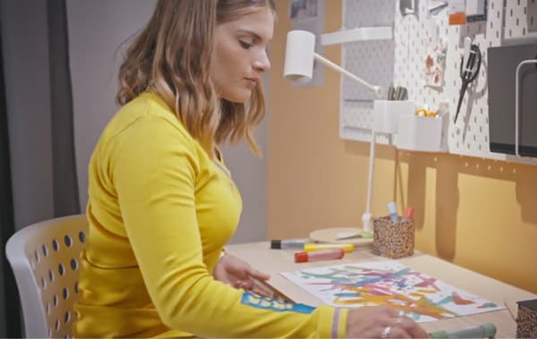 salon enfant, salon et bureau en un, habiter avec des enfants, salon sécurité enfant, sécurité enfant, assurer sécurité enfant dans le salon, télétravail dans le salon, appartement sécurité enfant, guide sécurité enfant, salon multifonctionnel, idées IKEA