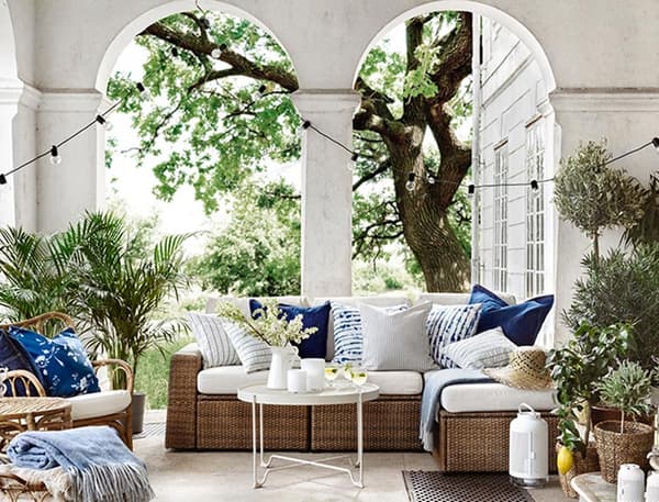 salon-exterieur-osier-coussin-blanc-bleu-plantes