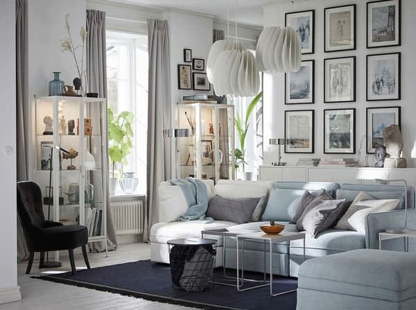 Salón gris claro con cadros decorativos