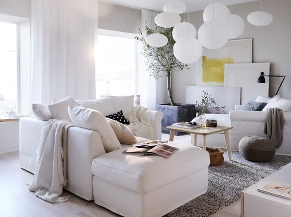 Salón gris e branco moi luminoso con sofá en cor branco