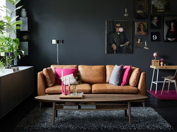 Salón negro con sofá de pel