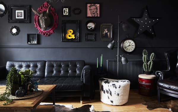 Salon noir avec repose-pieds en peau de vache.