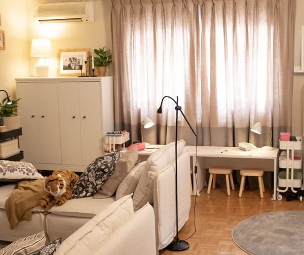 Salón reformado con sofá y zona para niños.