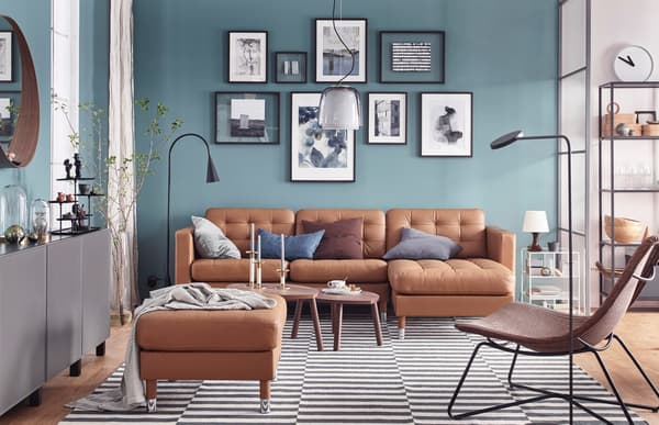 Salón turquesa con sofás de pel