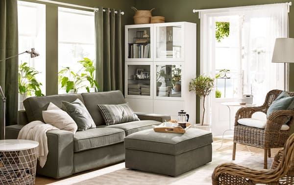 Salón verde con paredes e sofá monocromo en verde