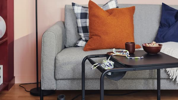 SALTMYRAN soffa grå med svart soffbord. 