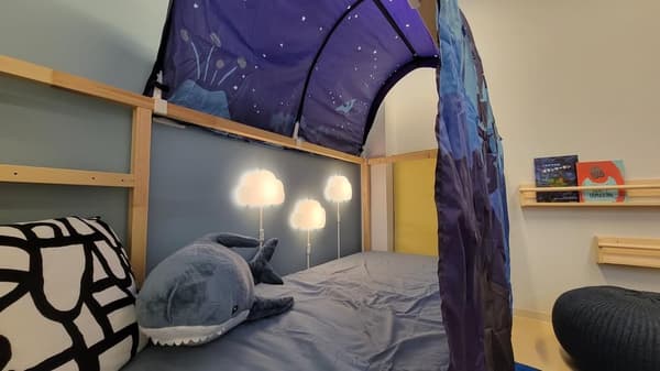 サメのぬいぐるみがあるベットルーム。