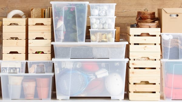 SAMLA bakken in hout en semi-doorzichtig plastic dozen met deksel