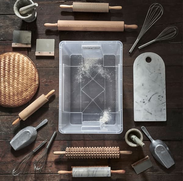목재 바닥에 SAMLA 삼라 수납함이 놓여 있고 주변에 다양한 베이킹 용품이 있습니다.