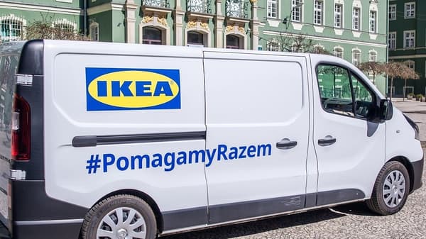 samochód minivan z logo IKEA i napisem #PomagamyRazem