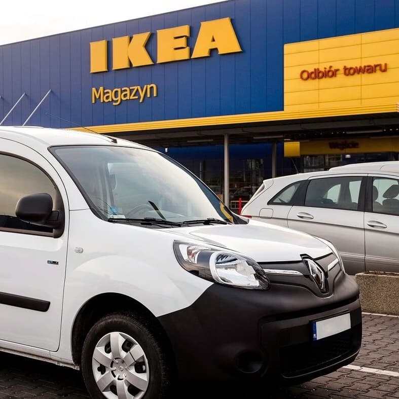 samochód stojący przy magazynie IKEA