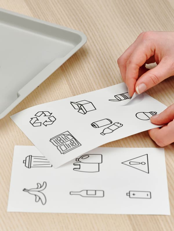 Samolepky HUSBONDE na kuchyňské pracovní ploše.