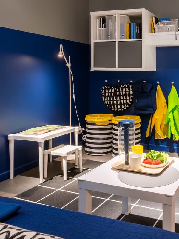 Samostatný detský stolík so stoličkou na kreslenie a kreatívnu činnosť.