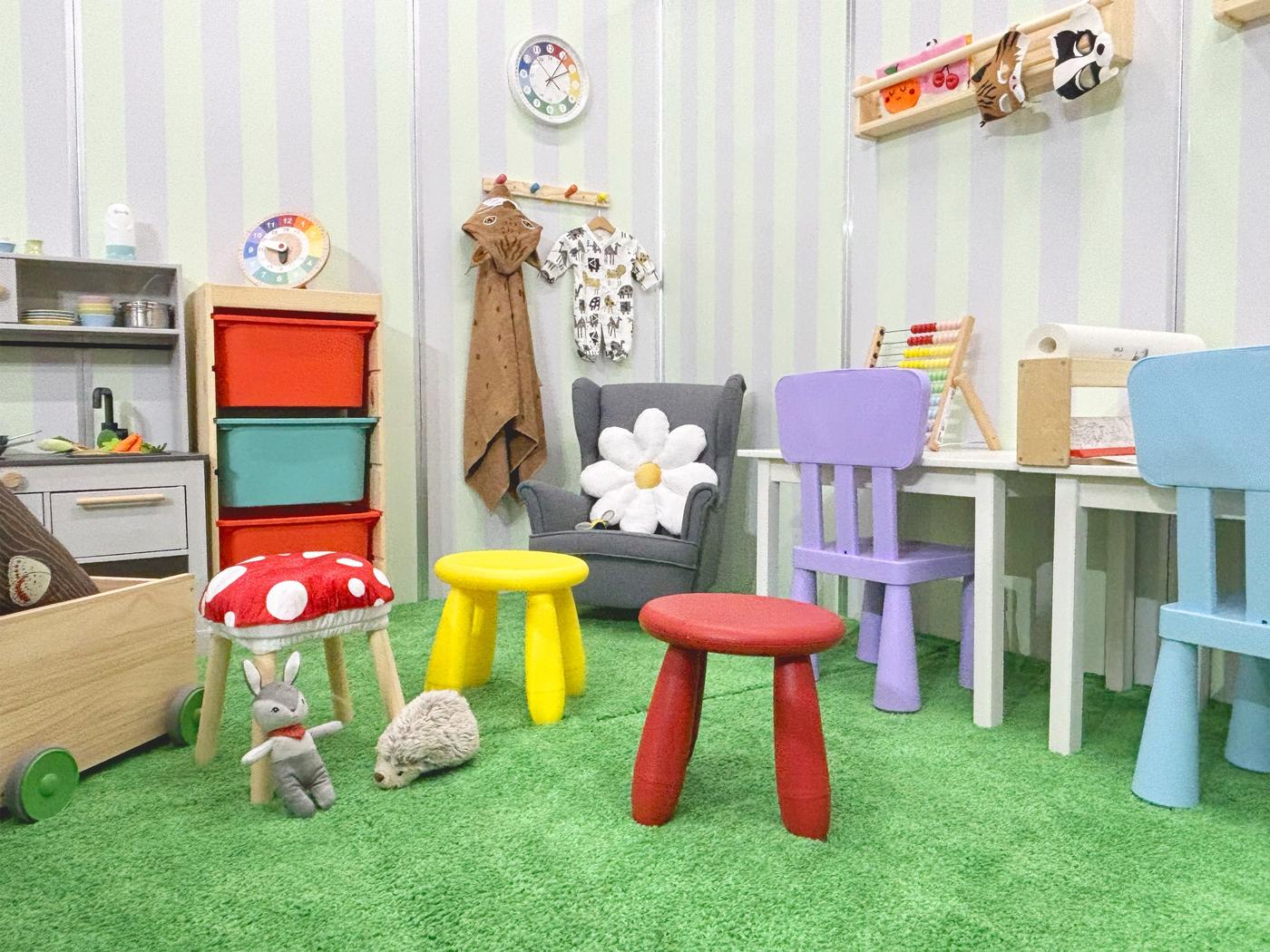 小さなスツールのある子供部屋