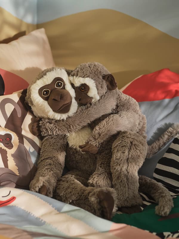 SANDLÖPARE cerkófmajompár az ágyban, SANDLÖPARE ágyneműhuzat-garnitúrával.