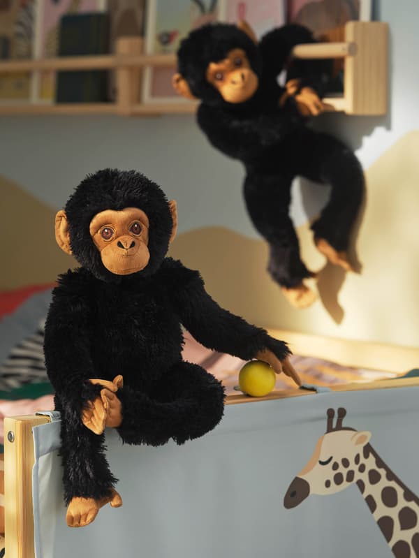 SANDLÖPARE csimpánzok egy ágyon és egy FLISAT polcon.