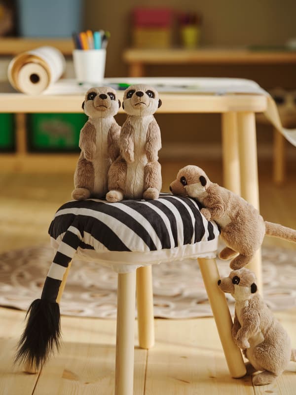 SANDLÖPARE puha játék mongúzok egy FLISAT ülőkén, amit zebramintás SANDLÖPARE ülőkehuzat borít. 