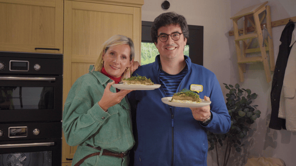 Sappige zalmfilets met een knapperige pistachekorst, geserveerd op een romige puree met de intense smaken van olijven en ingelegde citroen.