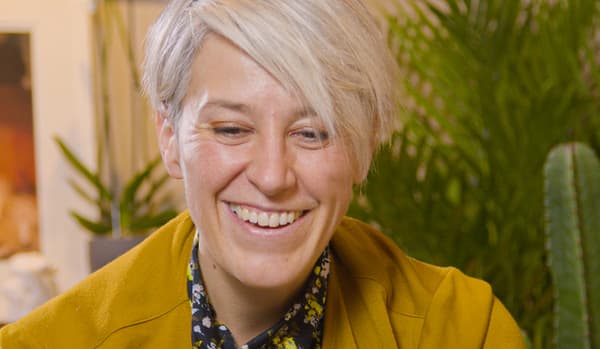 Sara del Fabbro, CEO di IKEA SEE, è seduta nel suo appartamento, davanti ad alcune piante. Sorride e sembra felice.