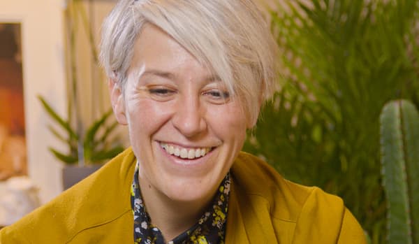 Sara del Fabbro, IKEA SEE CEO, sedí ve svém bytě před pár rostlinami. Usmívá se a vypadá šťastně.