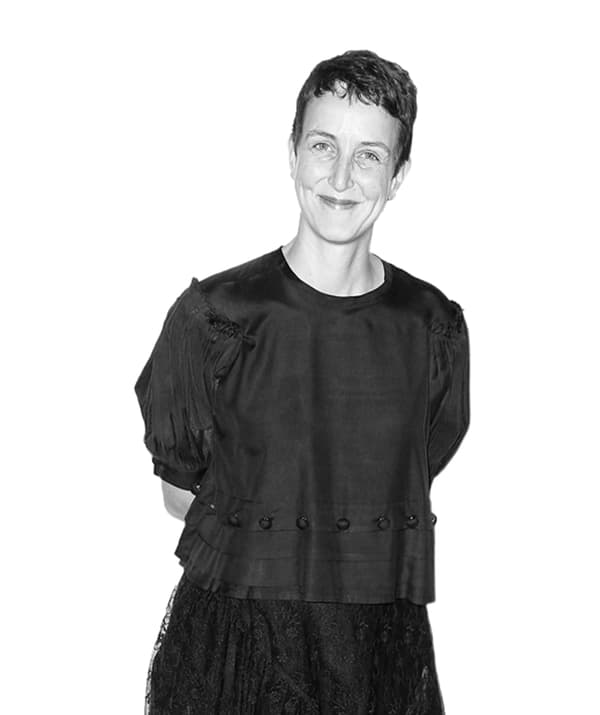 Sarah Andelman تقف ويديها خلف ظهرها.