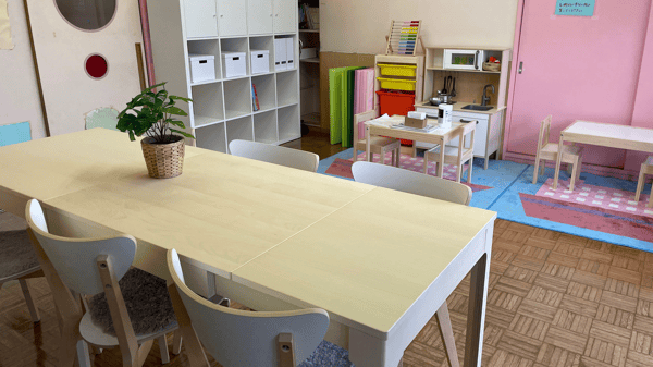整理整頓されたお子さま向けのプレイエリアの横にダイニングスペースがある。