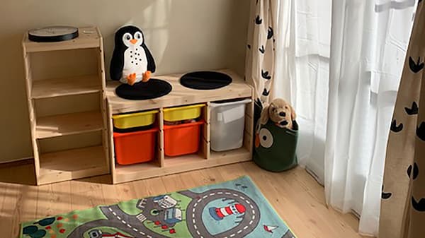 整理整頓された棚と片付けられたぬいぐるみ。