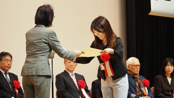 表彰されている瞬間。