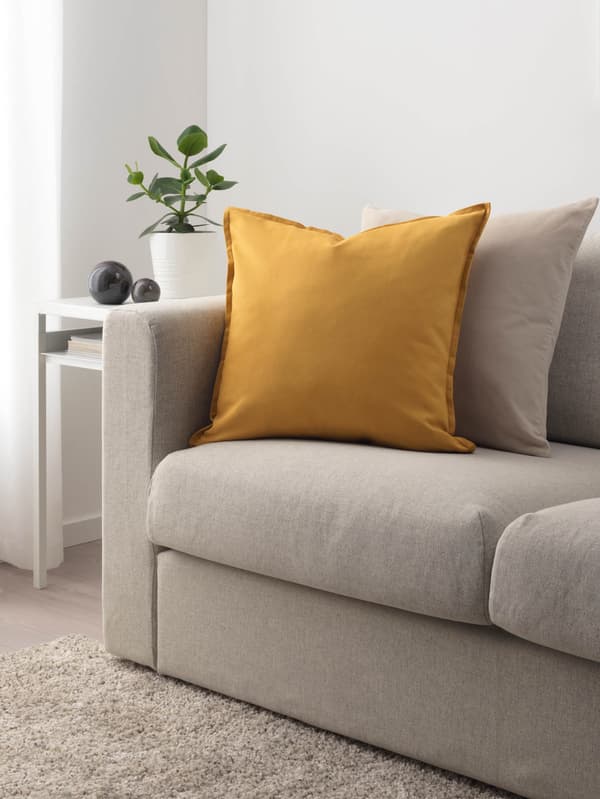 Sárga párnahuzat GURLI a kanapén.