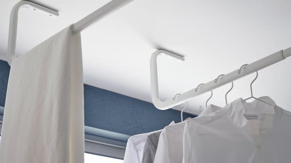 Šatníkové tyče, na ktorých môžete sušiť bielizeň alebo na ne zavesiť závesy a rozdeliť nimi priestor.